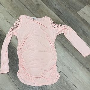 Long sleeve with cut-out shoulder and slim sides.